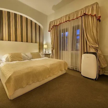 U 3 Pstrosu Отель 4*