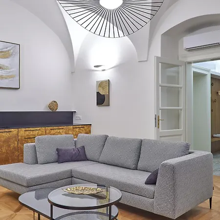 U 3 Pstrosu 4* Praga