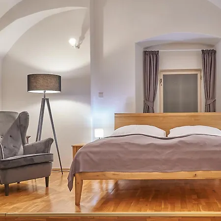 U 3 Pstrosu 4* Praga